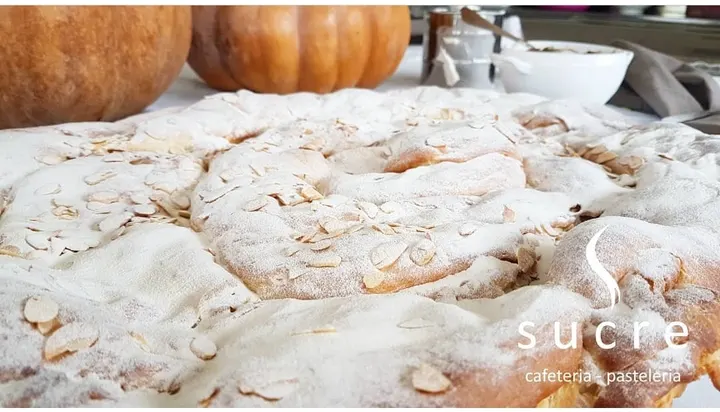 Coca de almendra recién horneada — pastel típico de Formentera