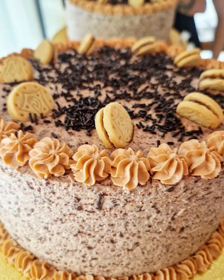 Tarta de chocolate de cumpleaños con galletas y crema de mantequilla
