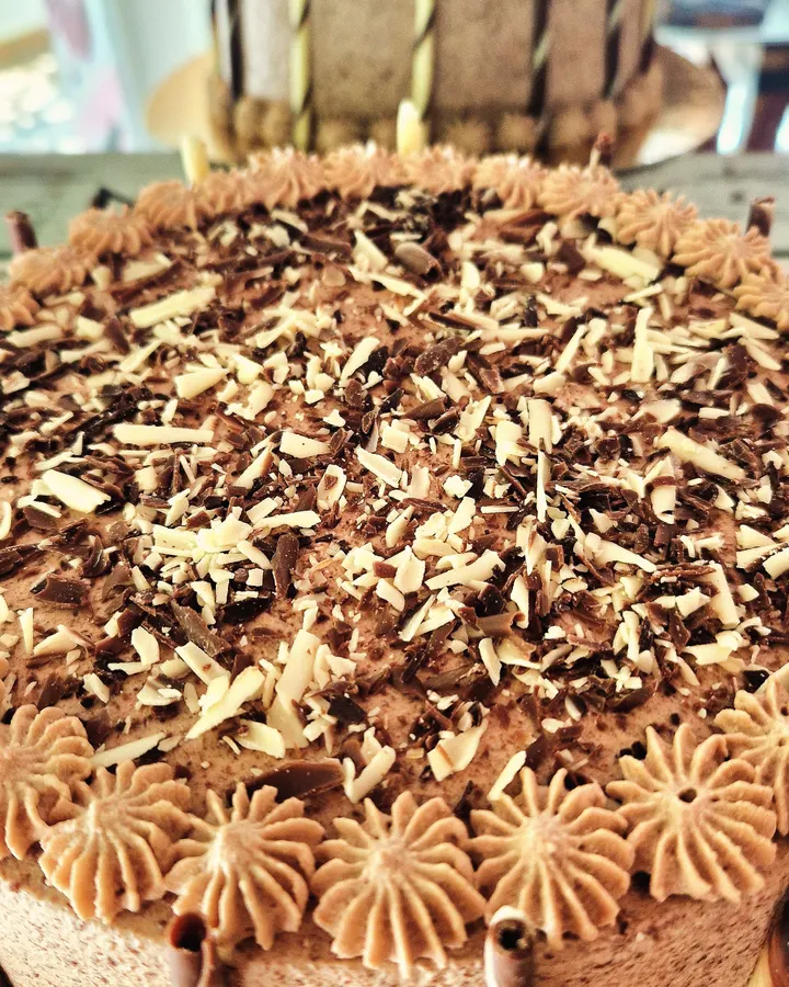Tarta de chocolate con virutas de chocolate negro y blanco por encima