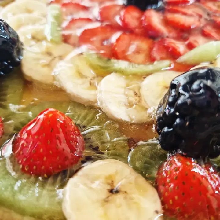 Tarta de frutas frescas — fresas, kiwi, plátano y moras sobre crema