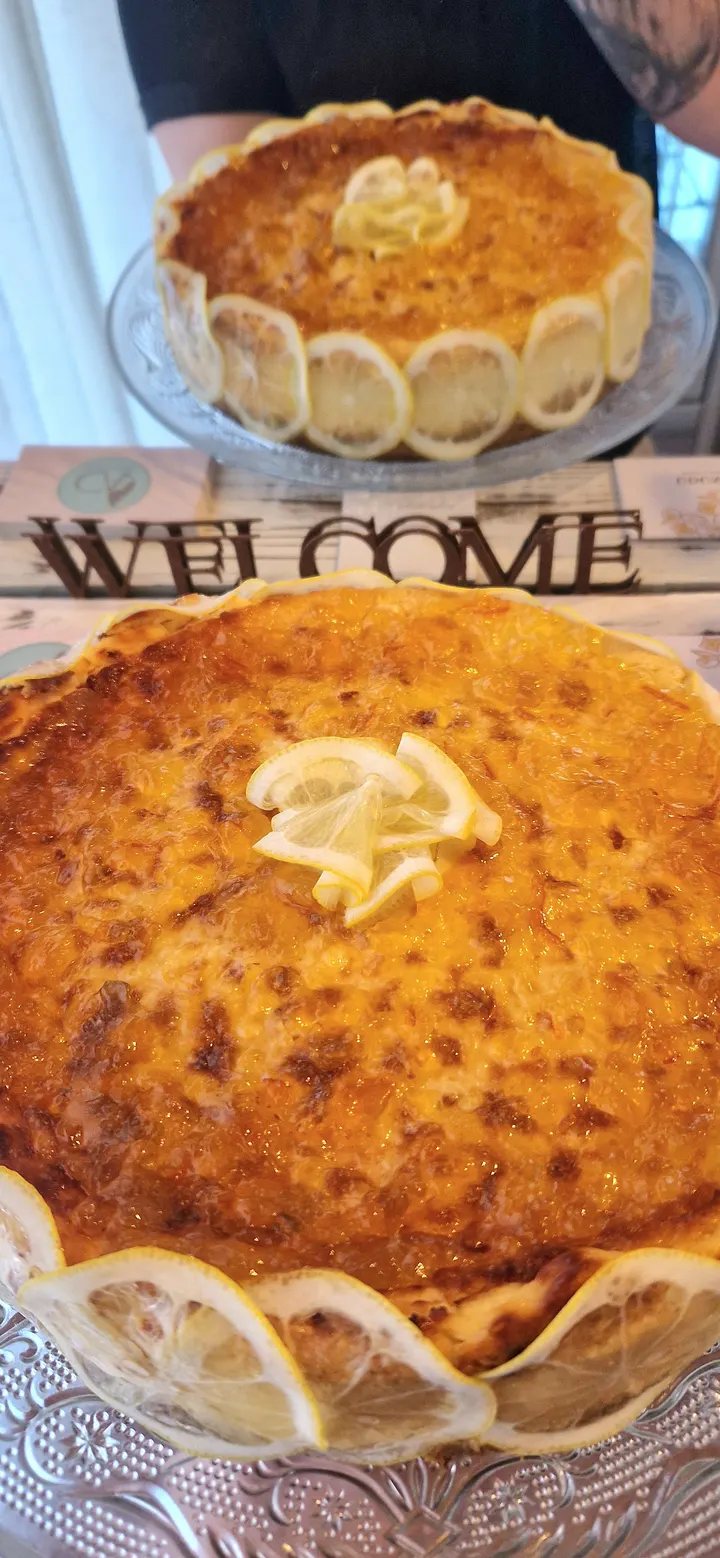 Tarta de limón natural con rodajas frescas alrededor