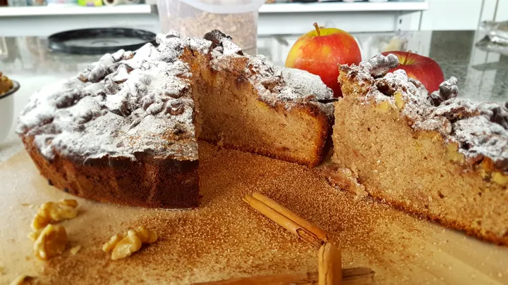 Tarta de manzana y nueces espolvoreada con azúcar glas y canela