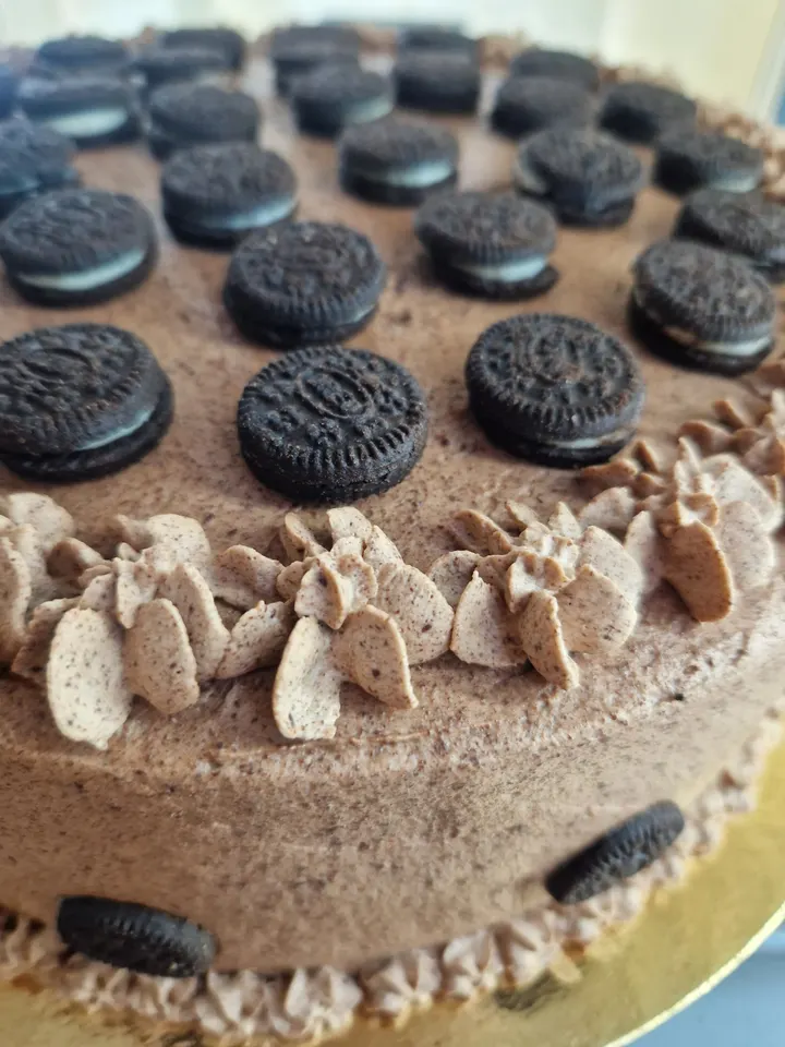Detalle de una tarta de Oreo con galletas y crema espolvoreada de cacao
